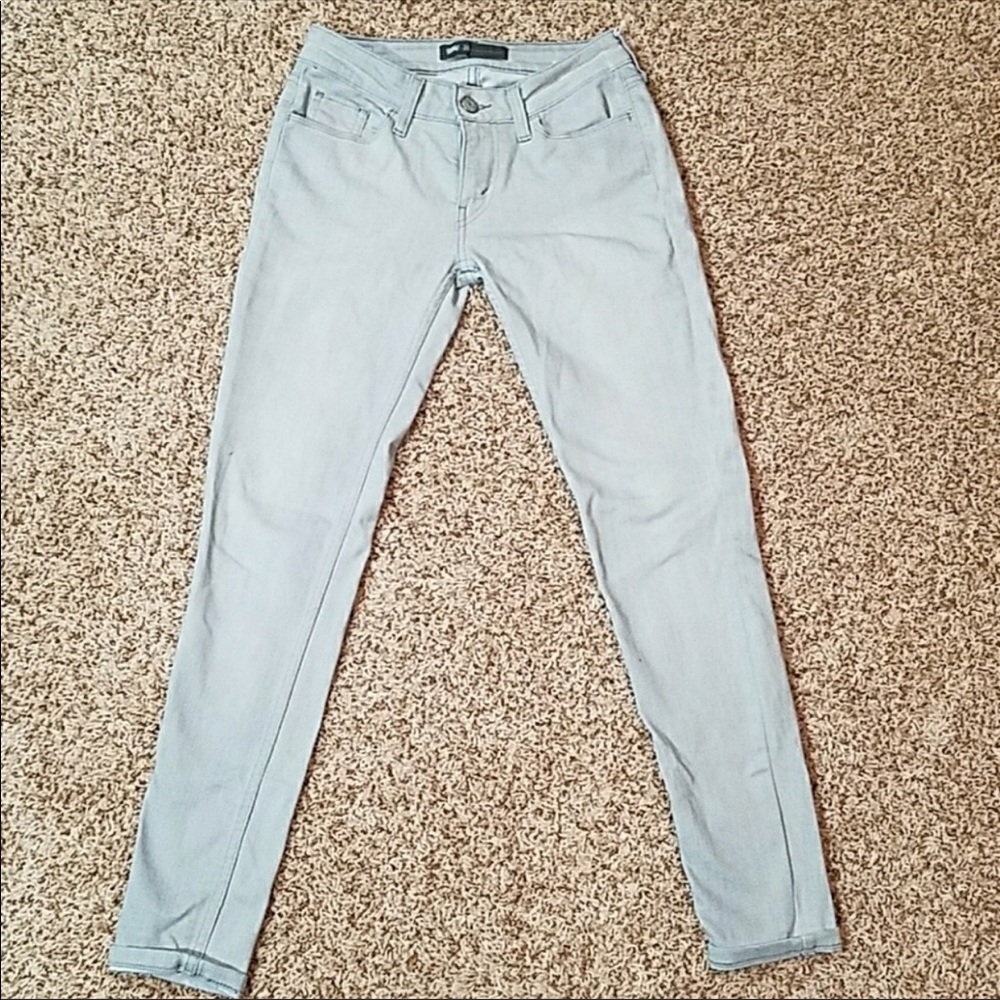 Light gray Levi’s jeans